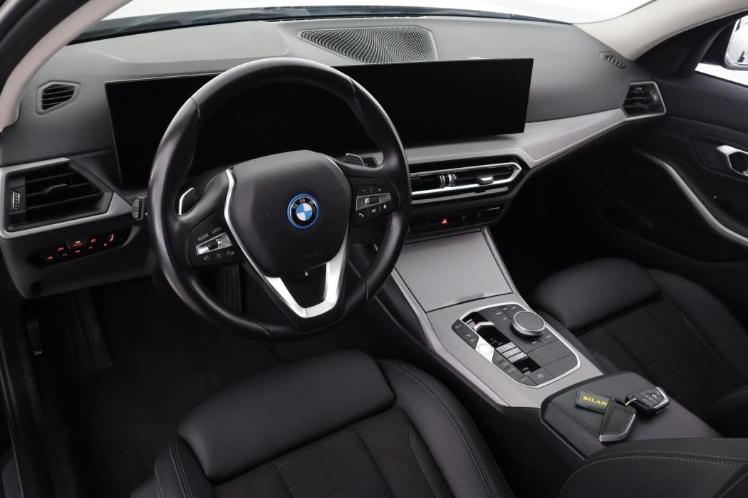 BMW 330 2023