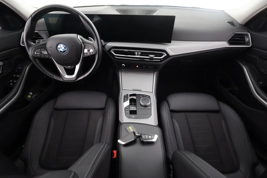 BMW 330 2023