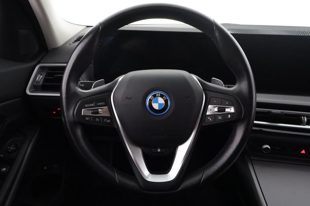 BMW 330 2023