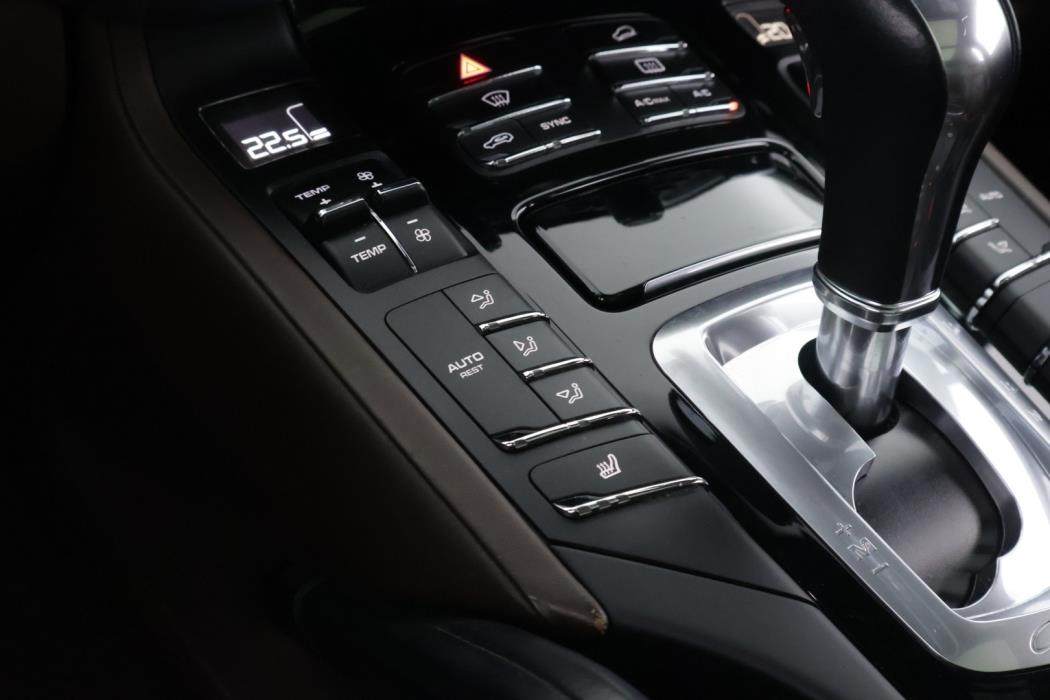 PORSCHE Cayenne 2015