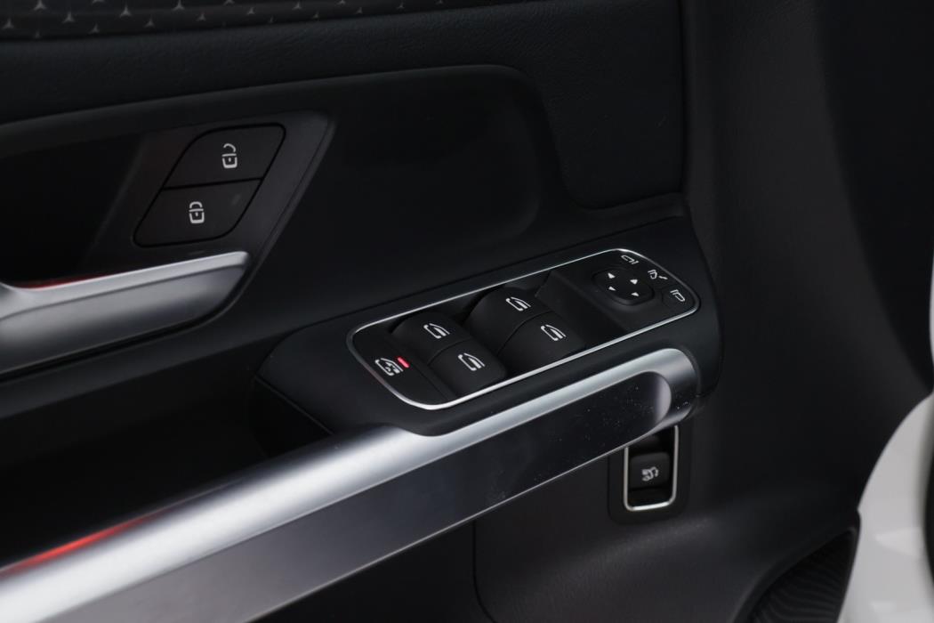 MERCEDES-BENZ EQB 2024