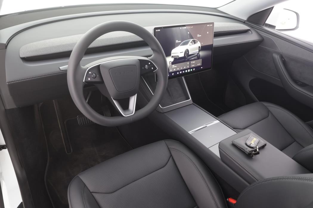 TESLA MODEL Y 2025