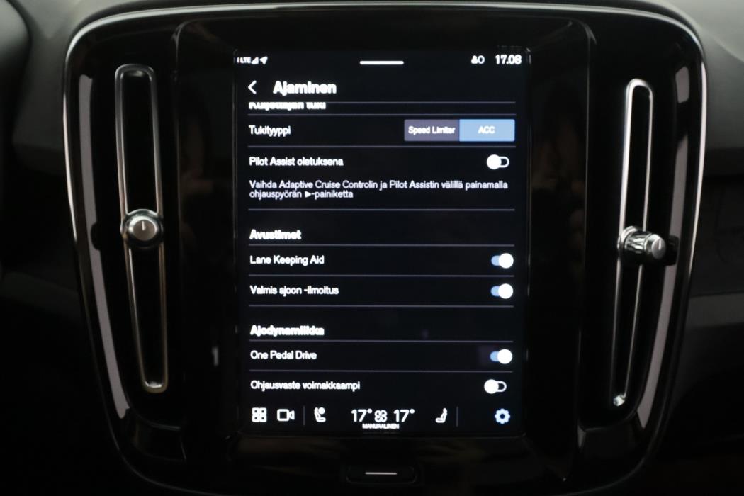 VOLVO XC40 2023
