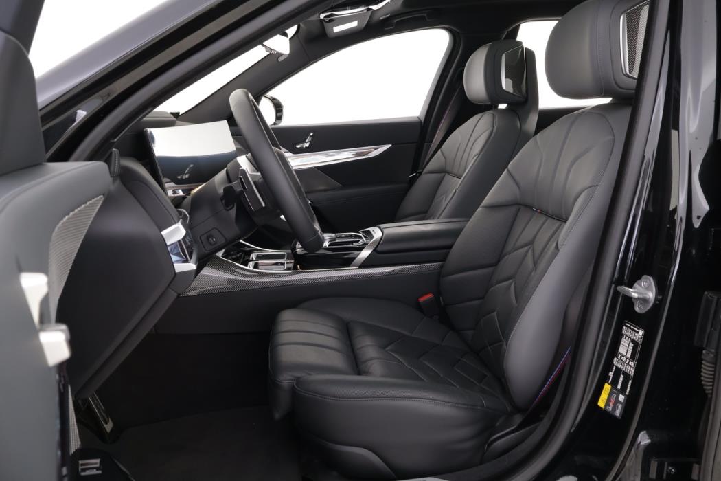 BMW 750 2023