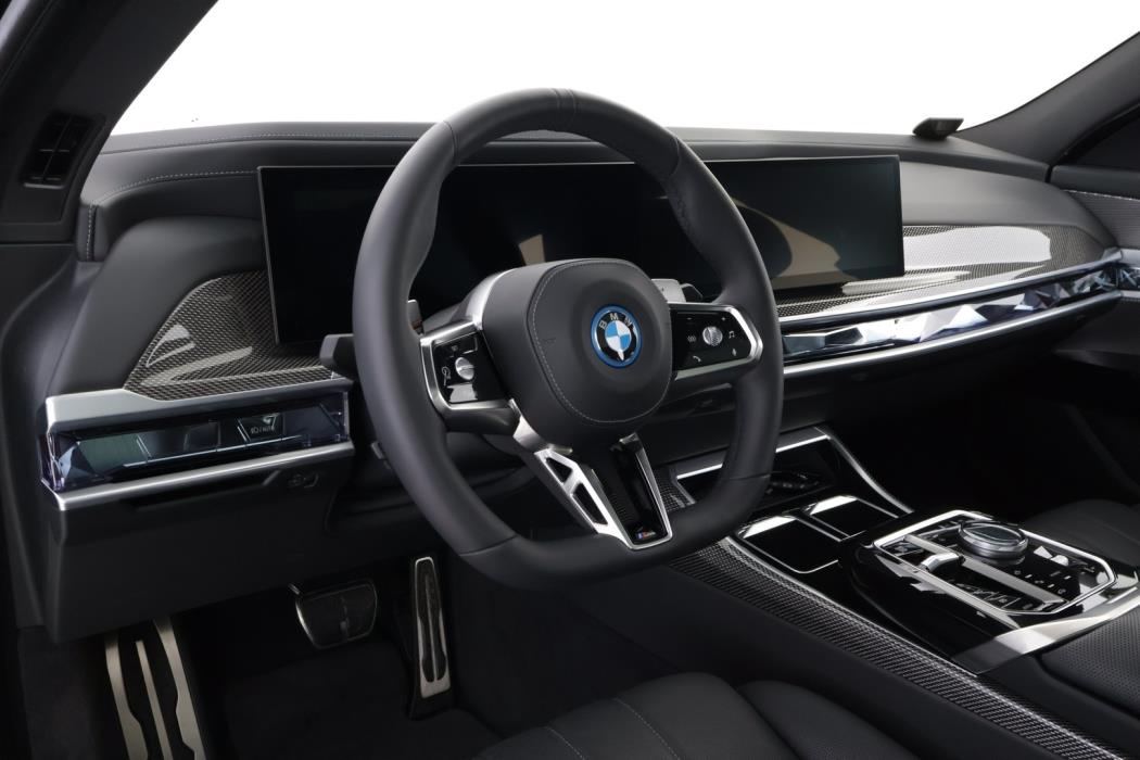 BMW 750 2023