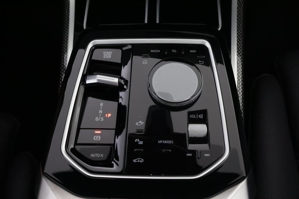 BMW 750 2023