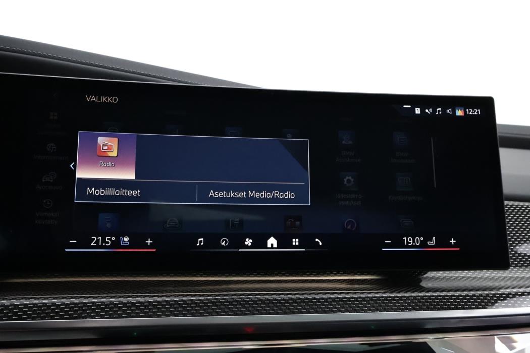 BMW 750 2023