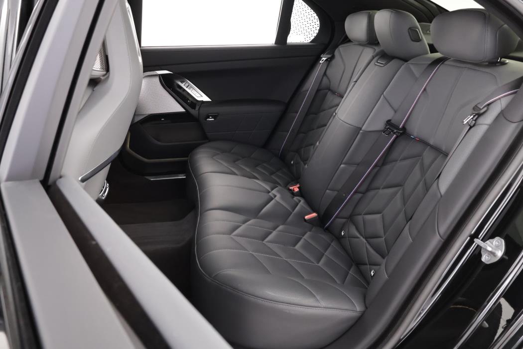 BMW 750 2023