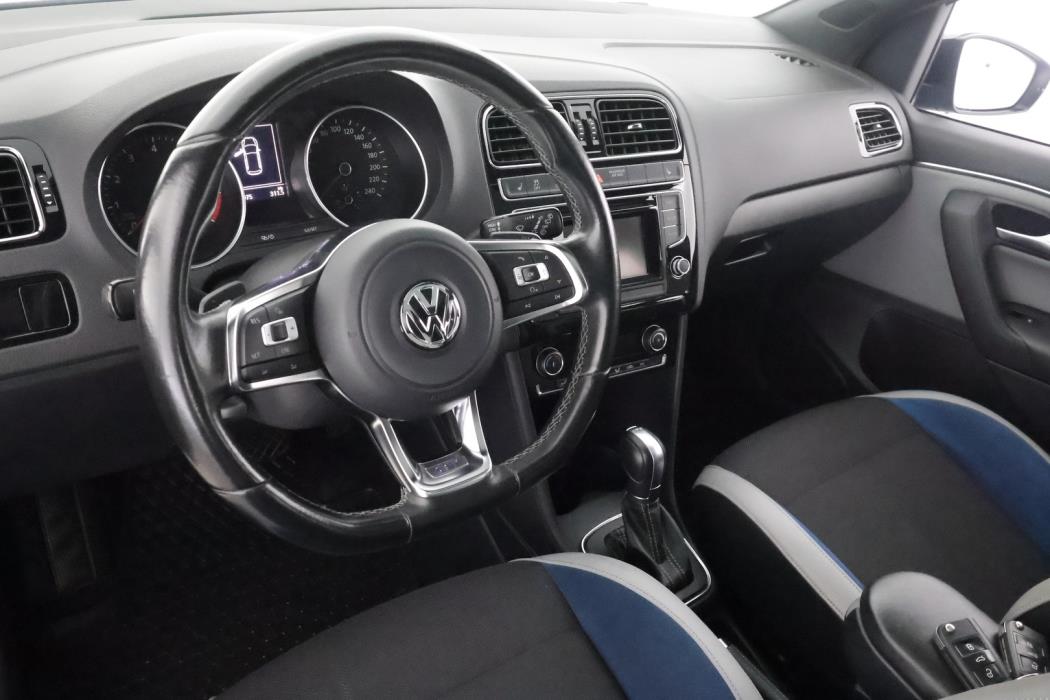 VOLKSWAGEN Polo 2015