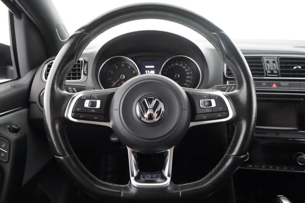 VOLKSWAGEN Polo 2015