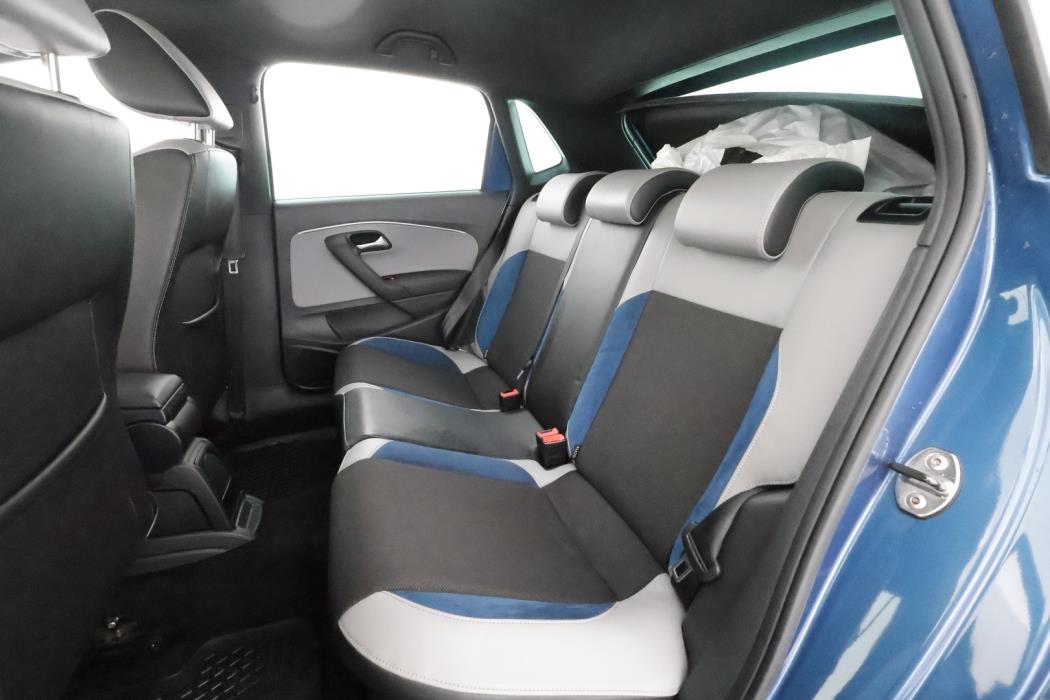 VOLKSWAGEN Polo 2015
