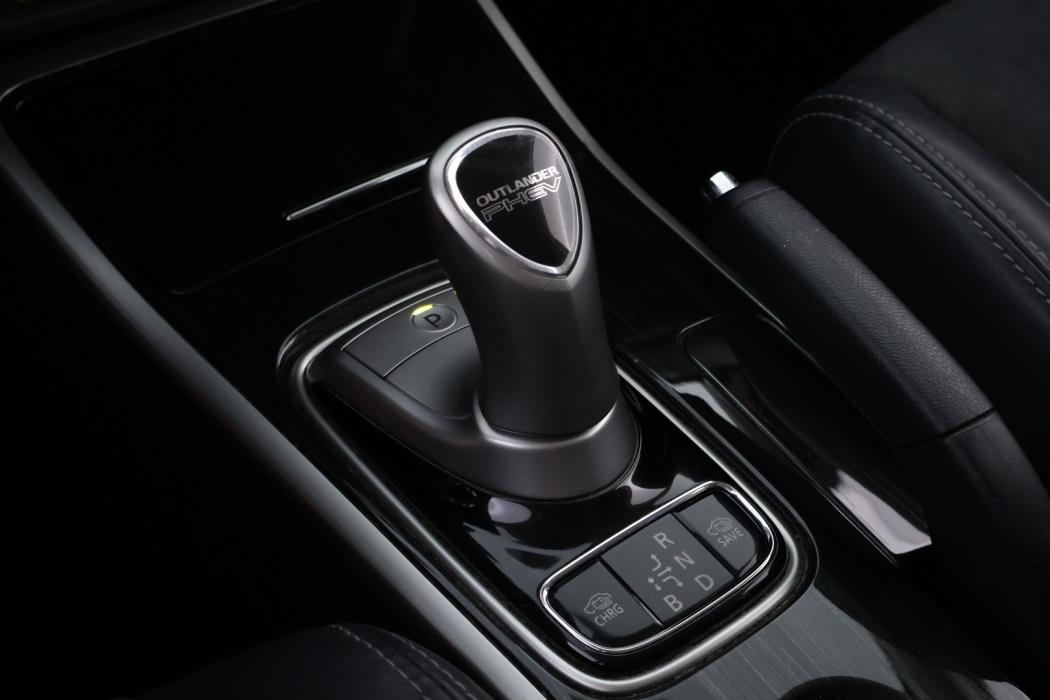MITSUBISHI OUTLANDER PHEV 2016