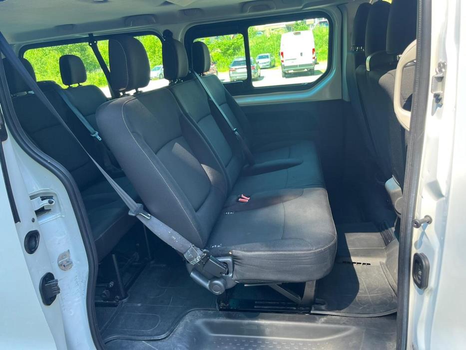 RENAULT Trafic Passenger 2015