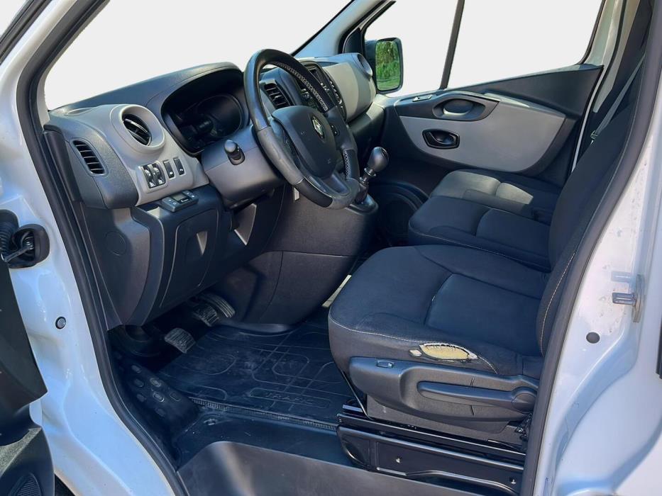 RENAULT Trafic Passenger 2015