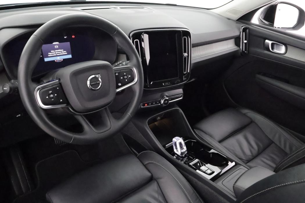 VOLVO XC40 2023