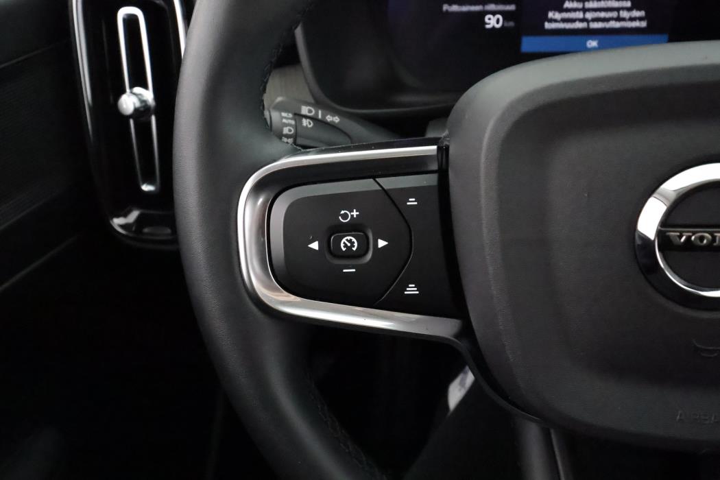 VOLVO XC40 2023