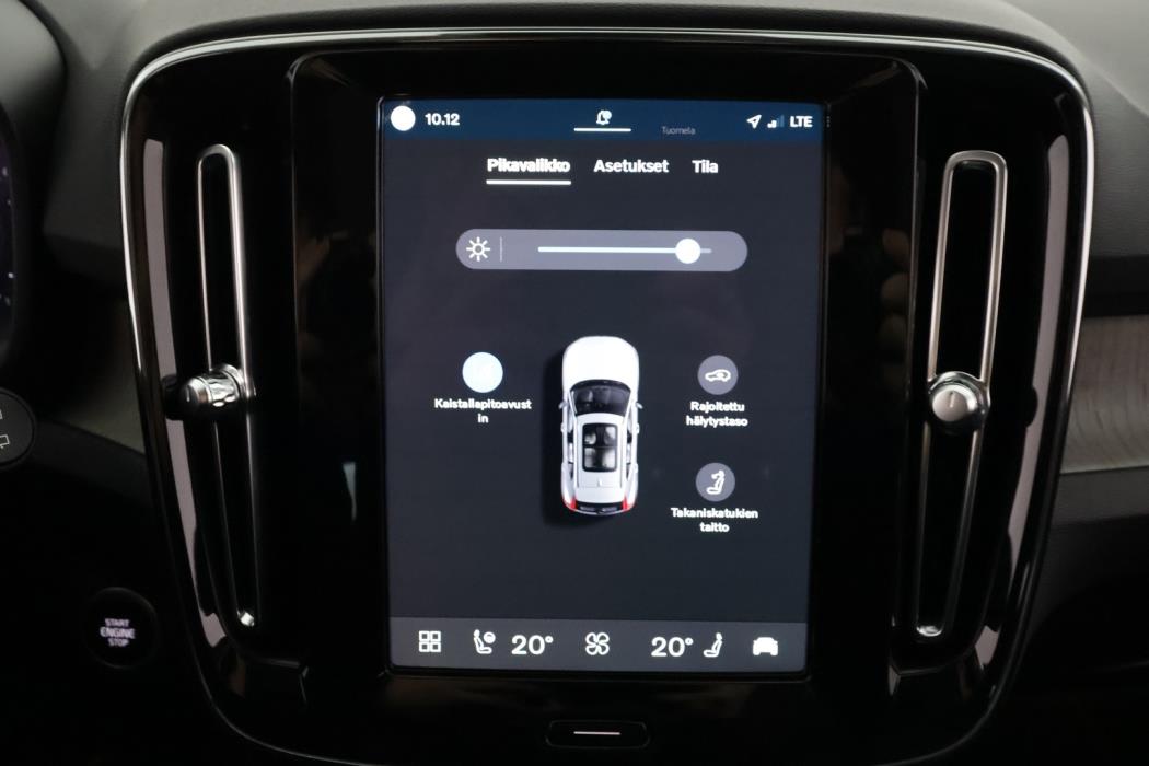 VOLVO XC40 2023
