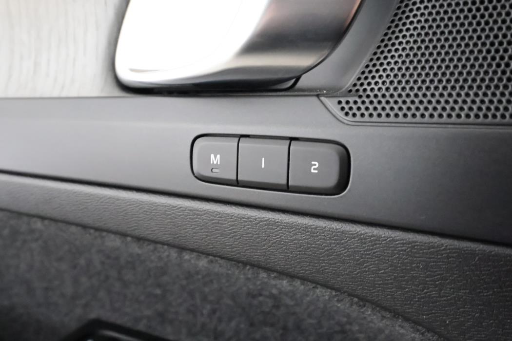 VOLVO XC40 2023