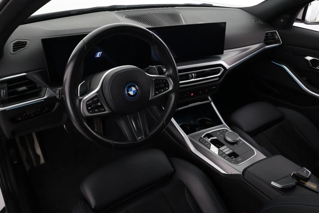 BMW 330 2023