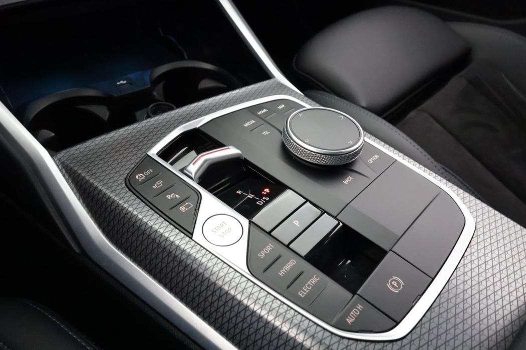 BMW 330 2023