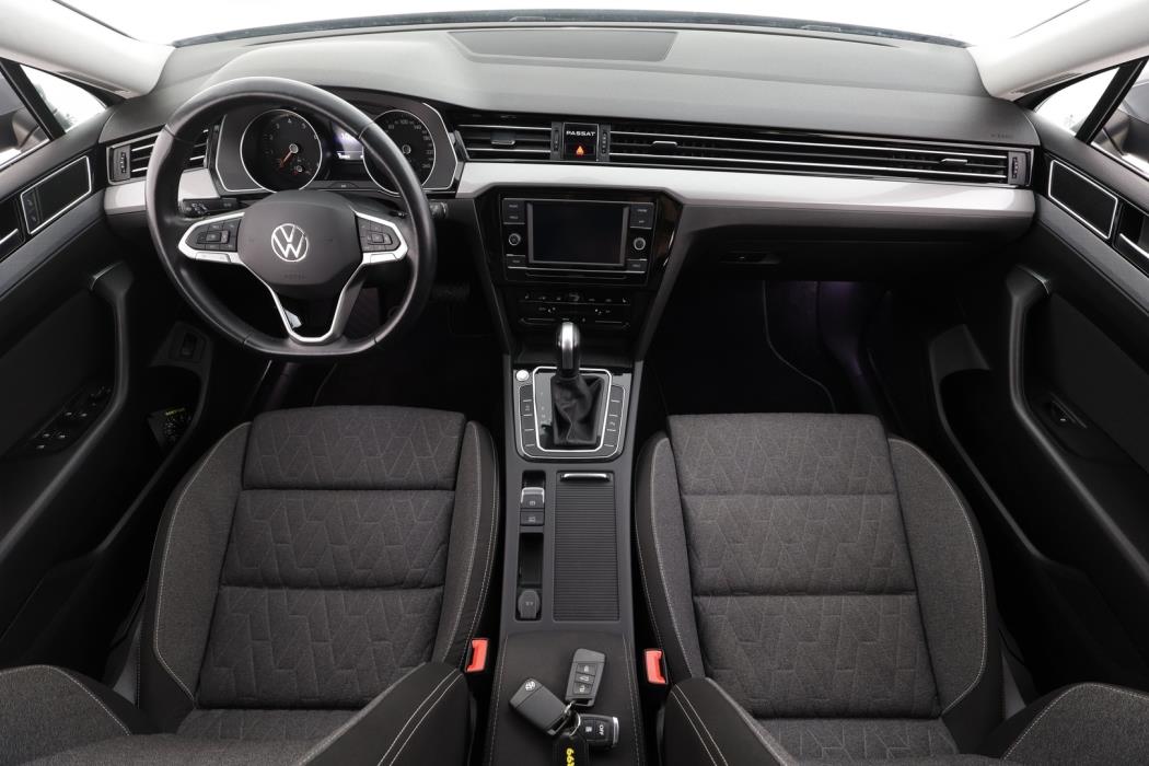 VOLKSWAGEN Passat 2023