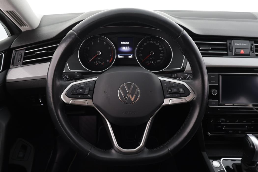 VOLKSWAGEN Passat 2023