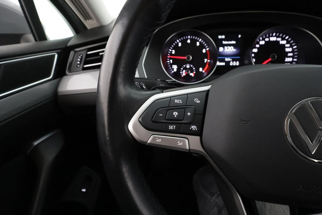 VOLKSWAGEN Passat 2023