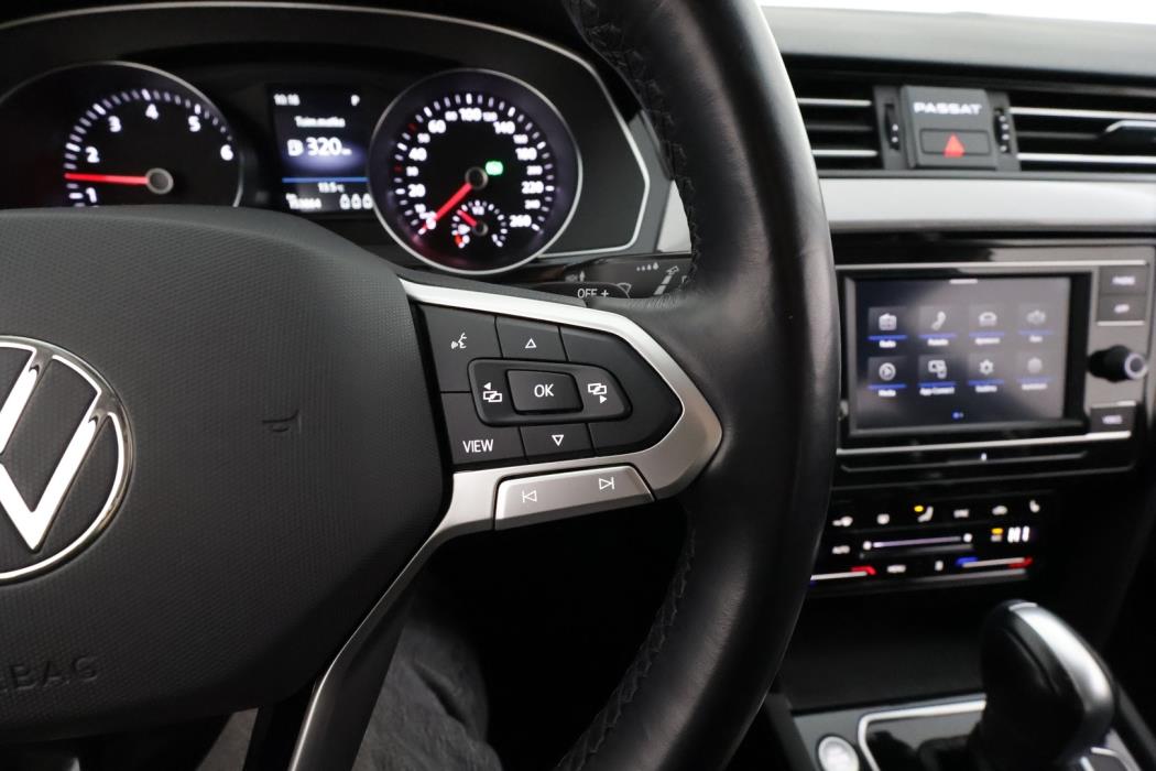 VOLKSWAGEN Passat 2023