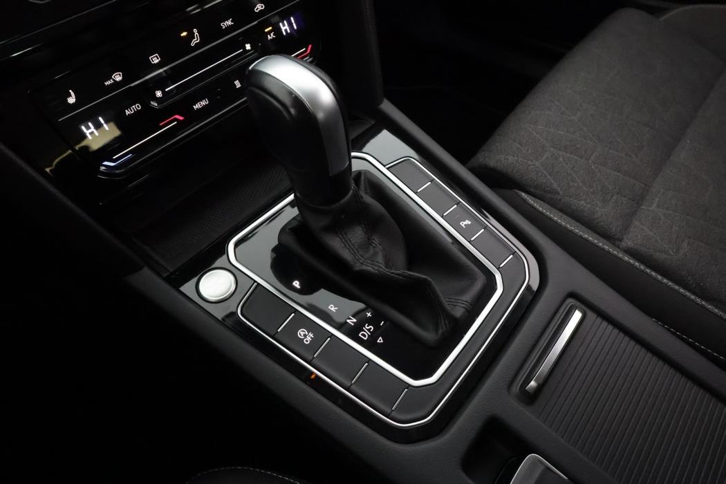 VOLKSWAGEN Passat 2023