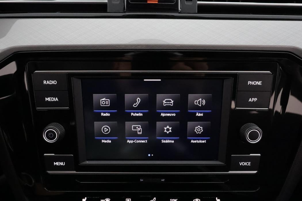 VOLKSWAGEN Passat 2023