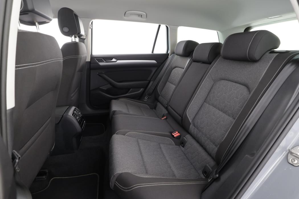 VOLKSWAGEN Passat 2023