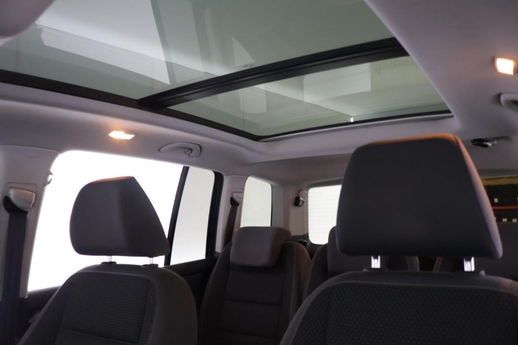 VOLKSWAGEN Touran 2012