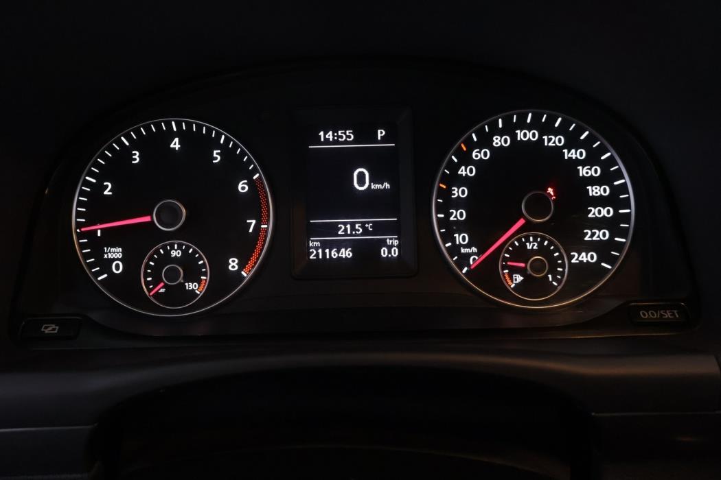 VOLKSWAGEN Touran 2012