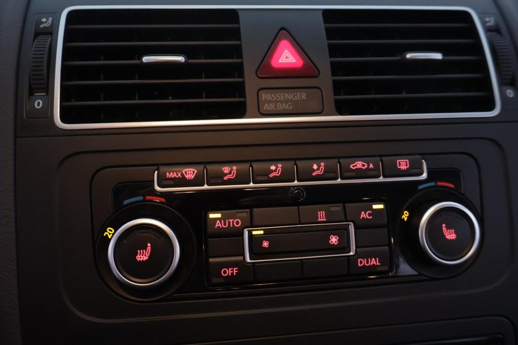 VOLKSWAGEN Touran 2012
