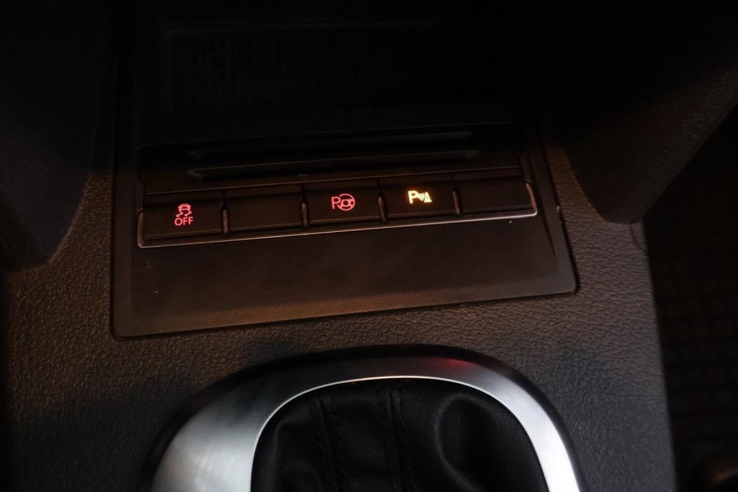 VOLKSWAGEN Touran 2012