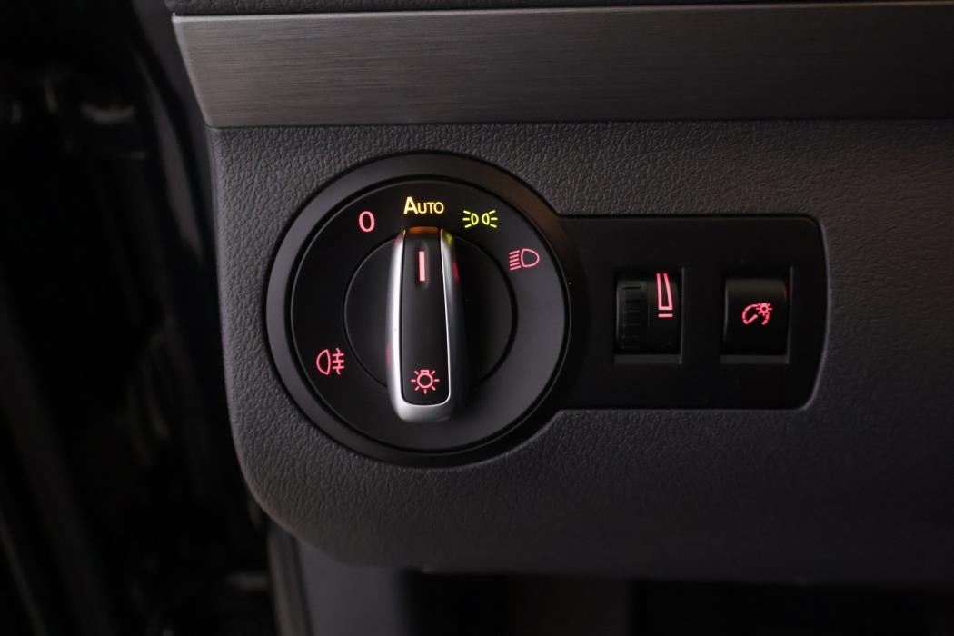 VOLKSWAGEN Touran 2012