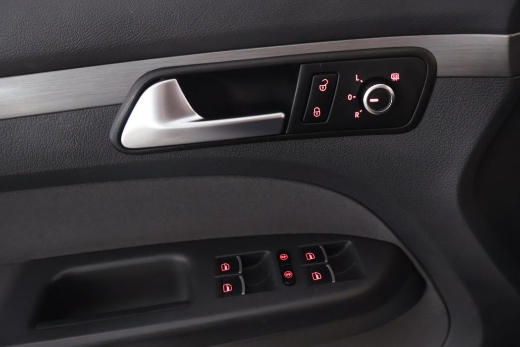 VOLKSWAGEN Touran 2012