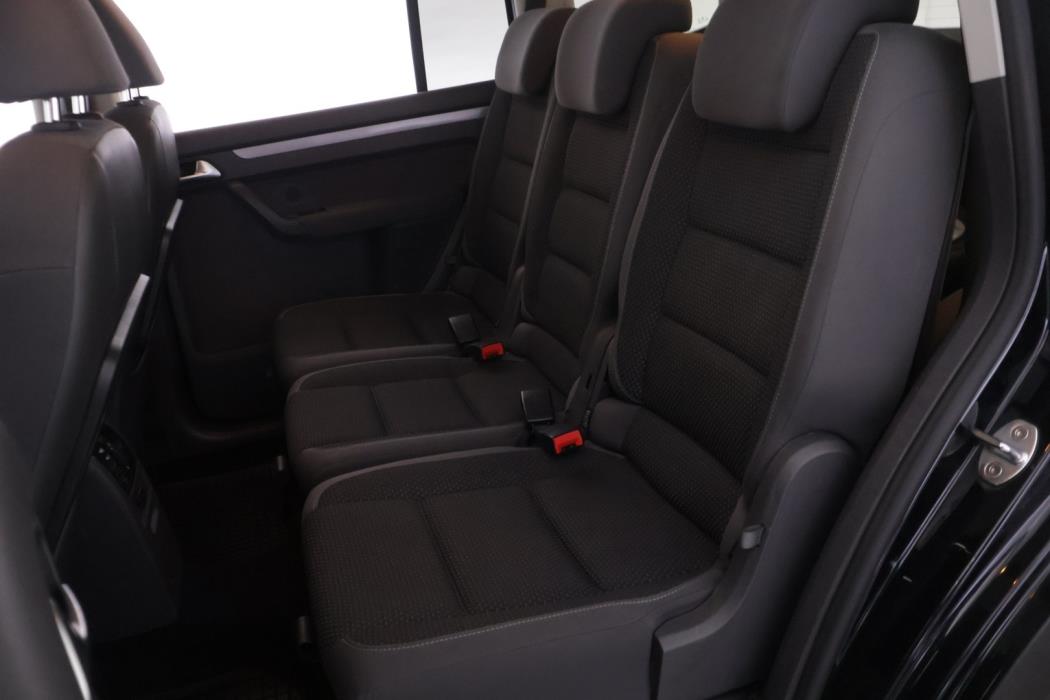 VOLKSWAGEN Touran 2012