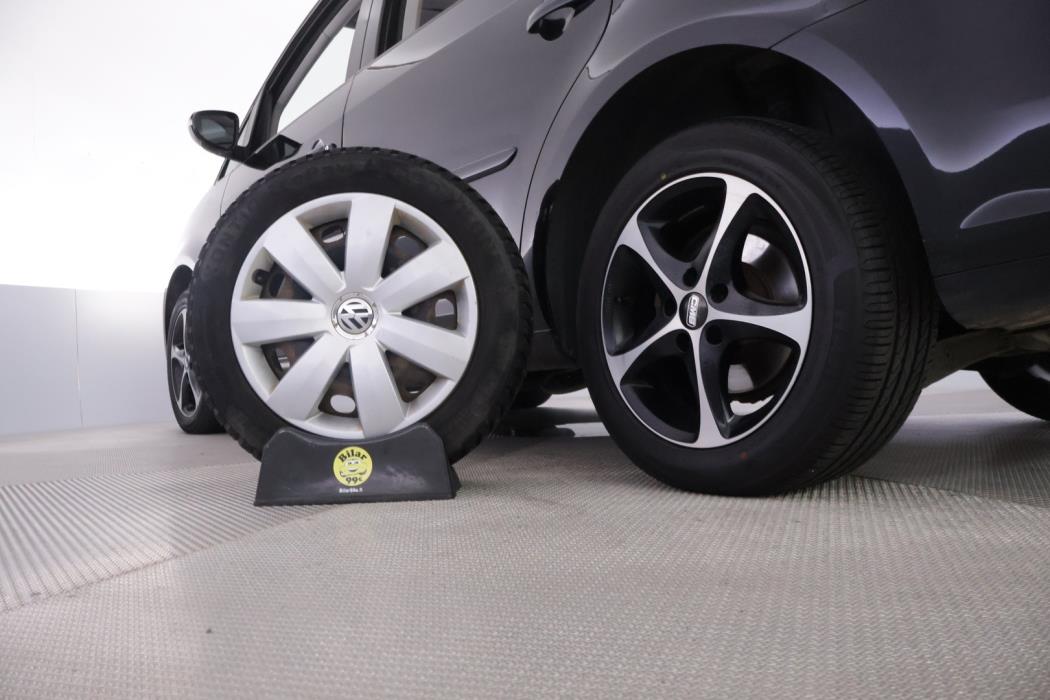 VOLKSWAGEN Touran 2012