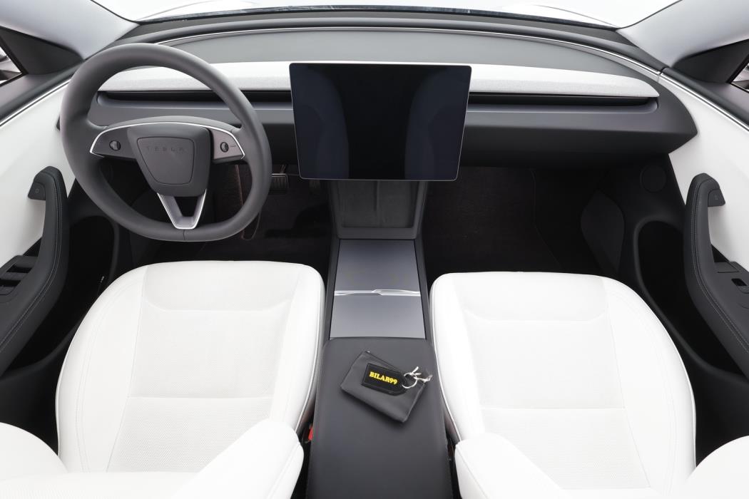 TESLA MODEL 3 2024