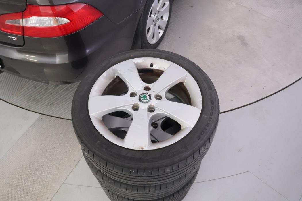 SKODA Superb 2012