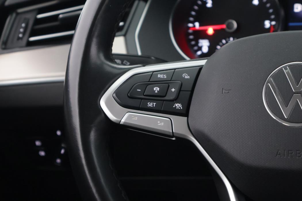 VOLKSWAGEN Passat 2022