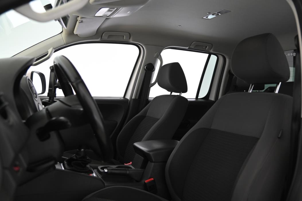 VOLKSWAGEN Amarok 2012