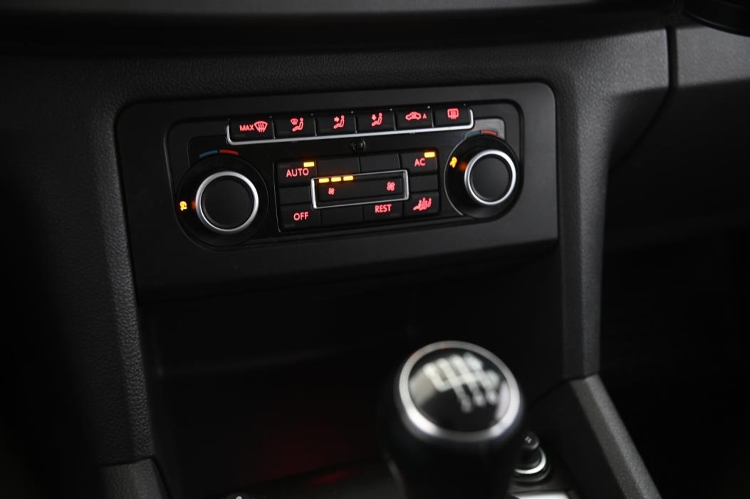 VOLKSWAGEN Amarok 2012
