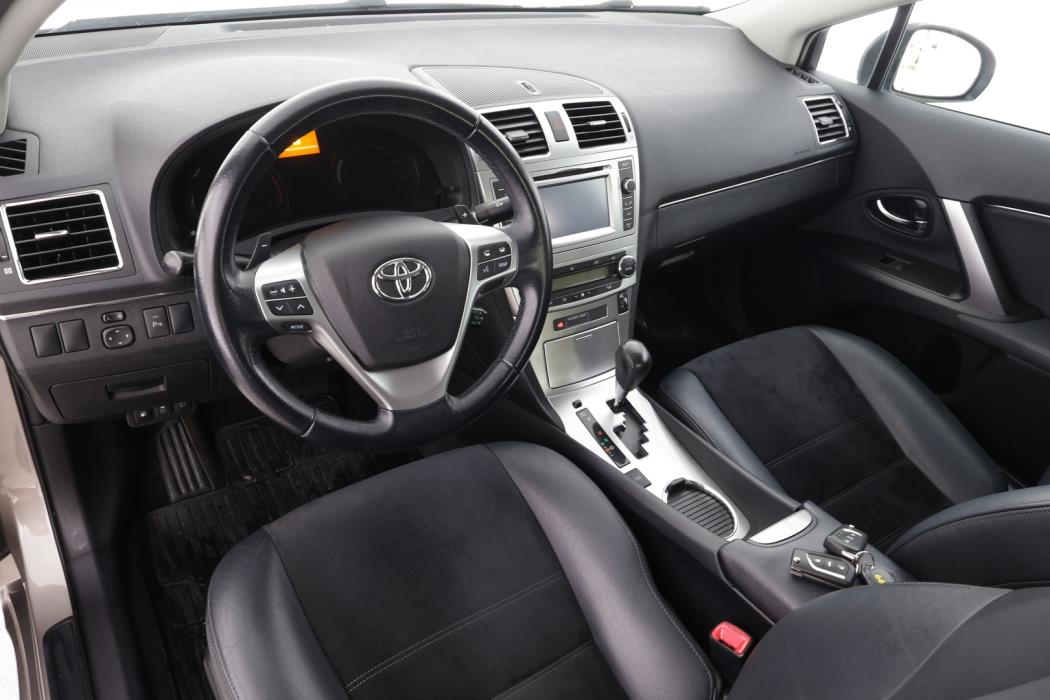 TOYOTA Avensis 2015