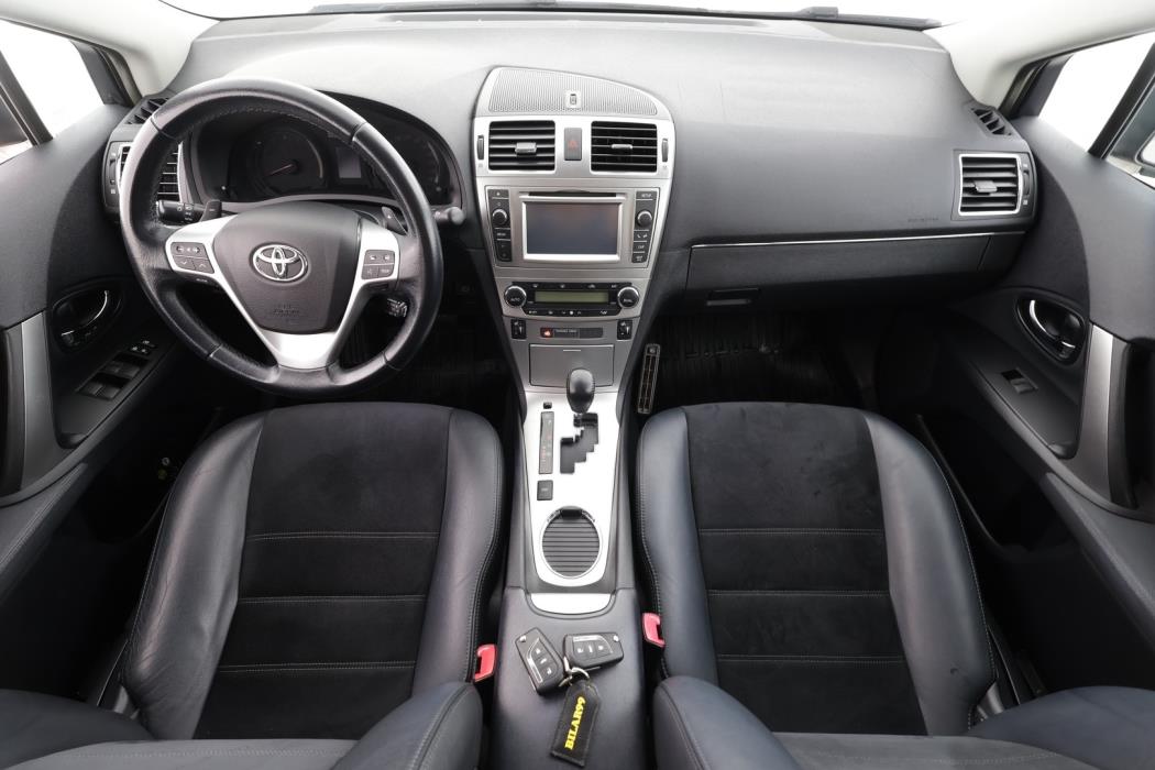 TOYOTA Avensis 2015