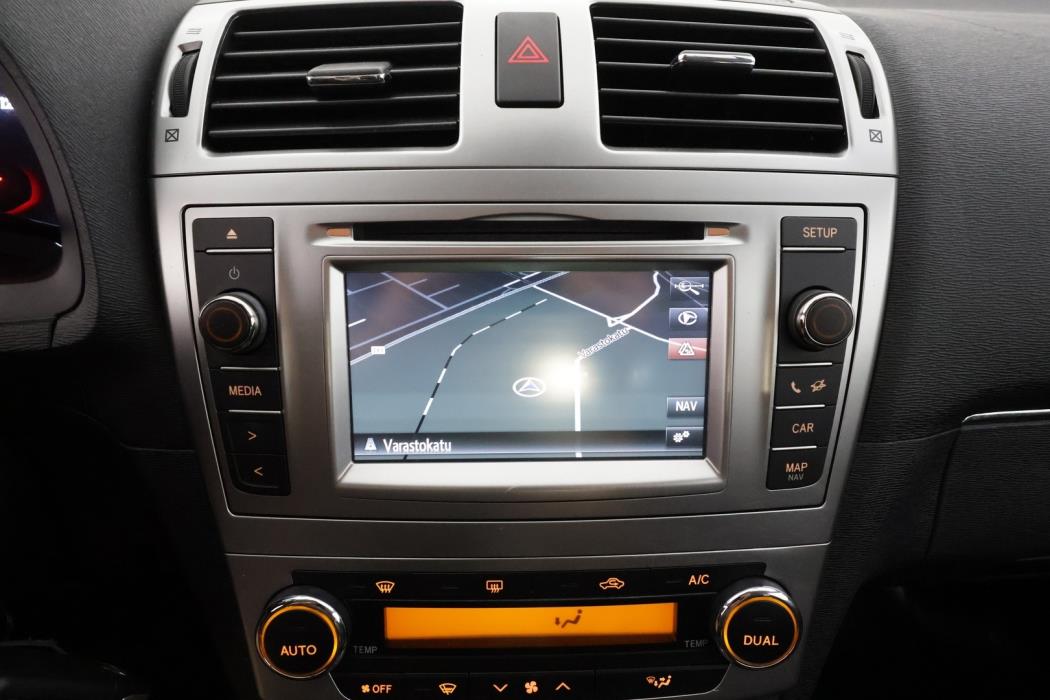 TOYOTA Avensis 2015