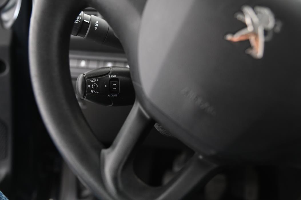 PEUGEOT 208 2018