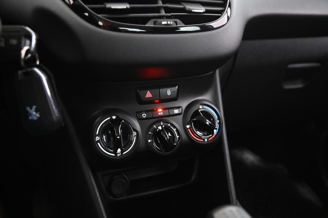 PEUGEOT 208 2018