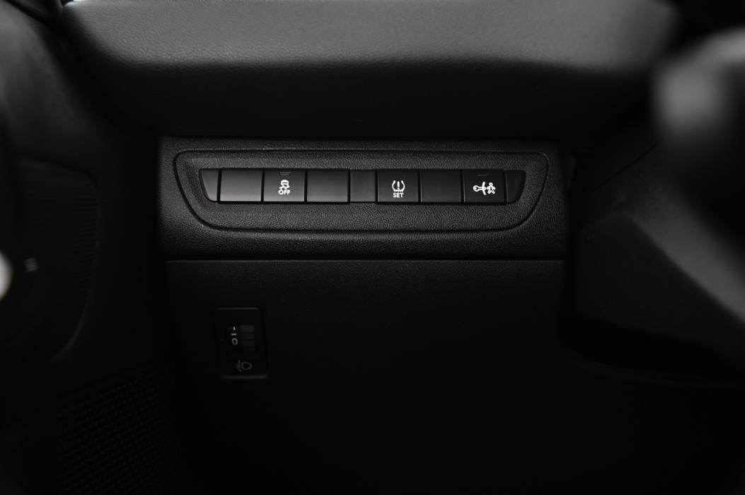PEUGEOT 208 2018